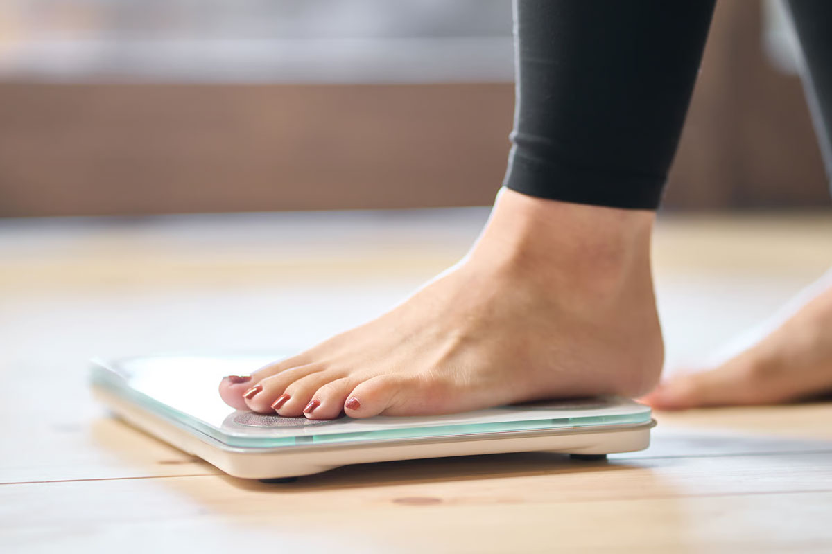 Mujer frustrada por cambios de peso sin explicacion relacionados con la tiroides