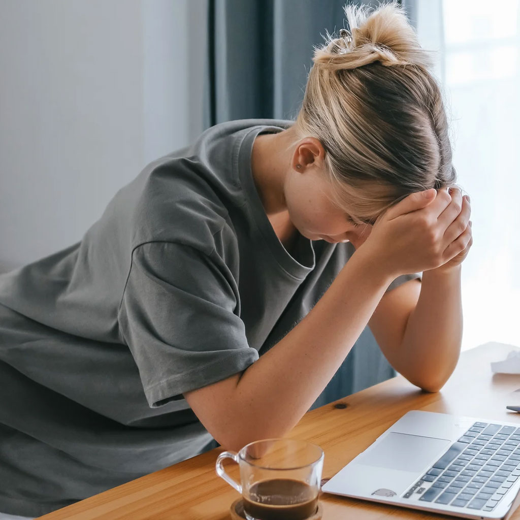 cansancio constante aunque duerma mujer cansada en la cama