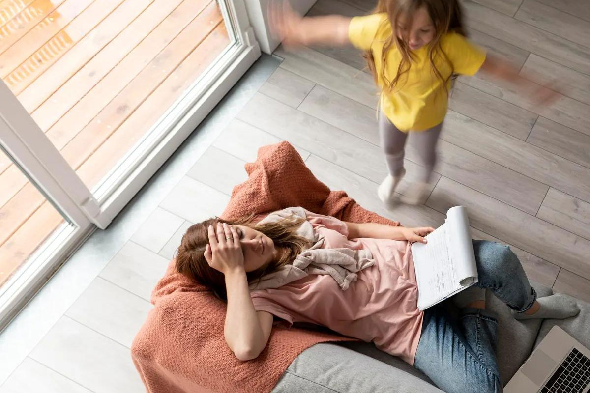 Madre con fatiga cronica intentando mantener su rutina familiar