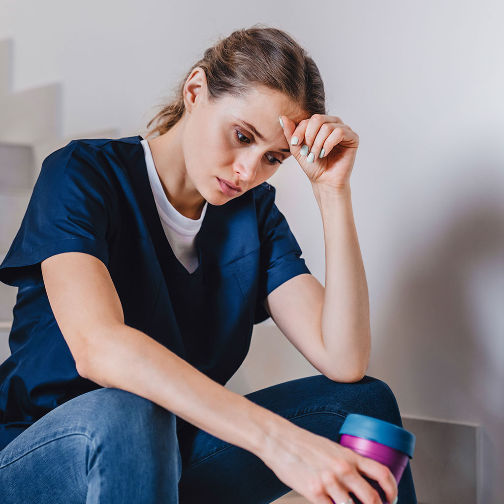 Mujer con cansancio por hipotiroidismo de Hashimoto en su dia a dia