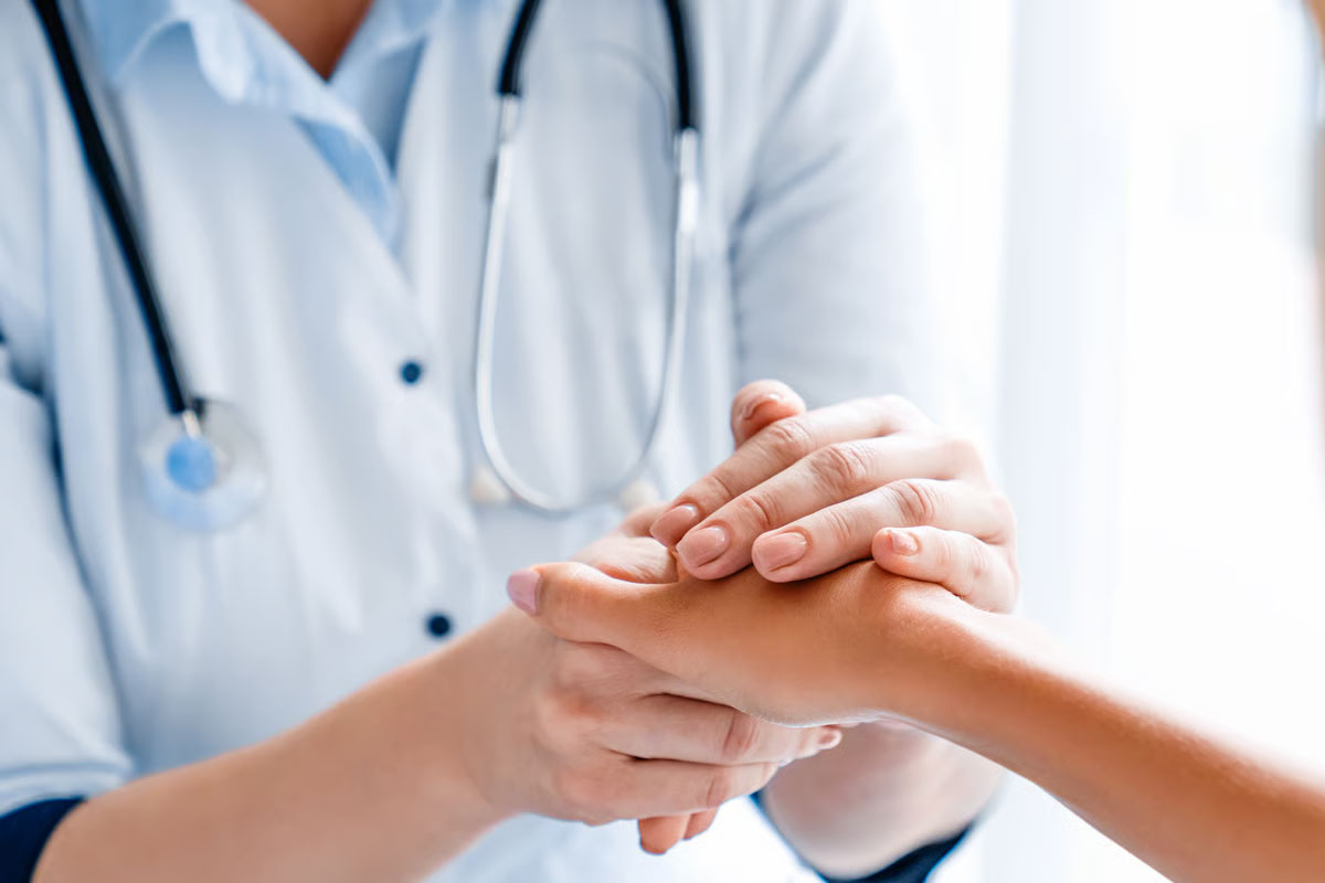 Mujer recibiendo resultados de analitica de tiroides con alivio