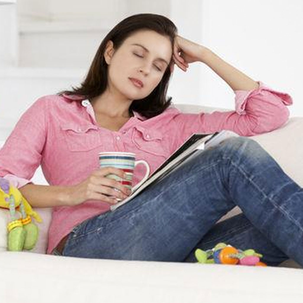 Mujer con cansancio por sintomas de hipotiroidismo en su dia a dia